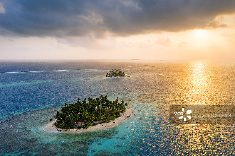 巴拿马圣布拉斯沙漠岛屿日出航拍图片素材