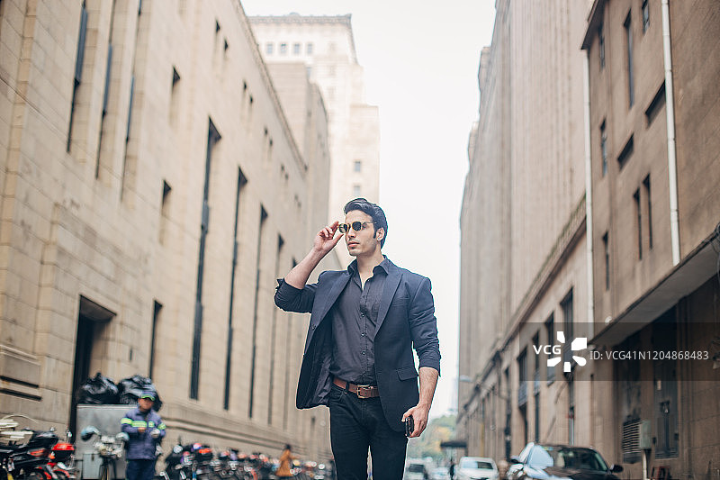 身穿黑色西装的帅气男人图片素材