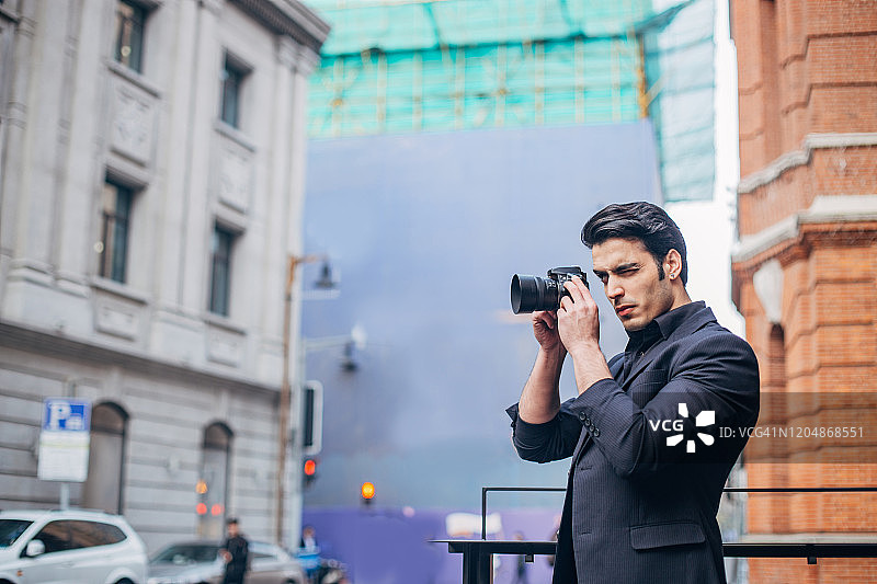 优雅男人正在摄影图片素材