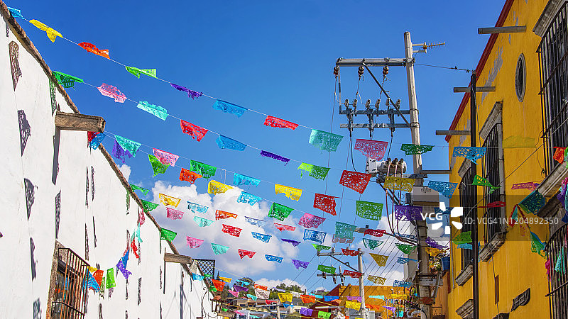 街上的纸旗（Papel Picado）：墨西哥的传统民间艺术图片素材