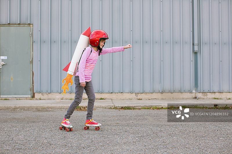 小女孩穿着火箭和溜冰鞋图片素材