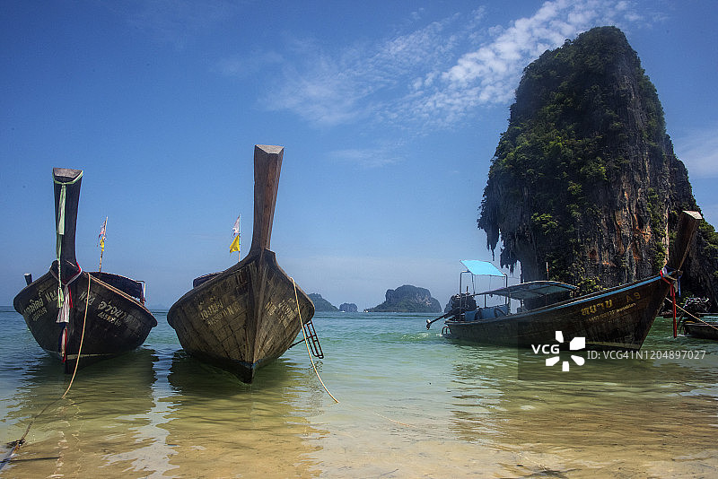 在绿松石色的海中与天然岩石的游船图片素材