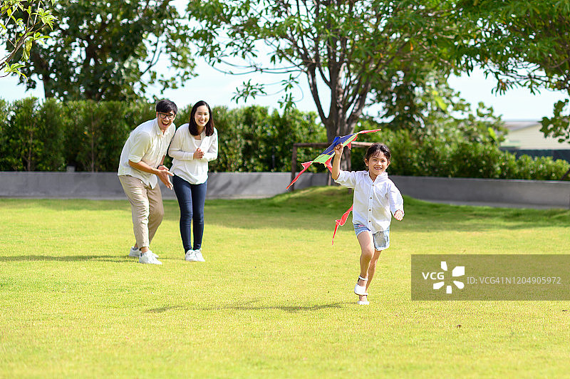 一家人共度美好时光图片素材