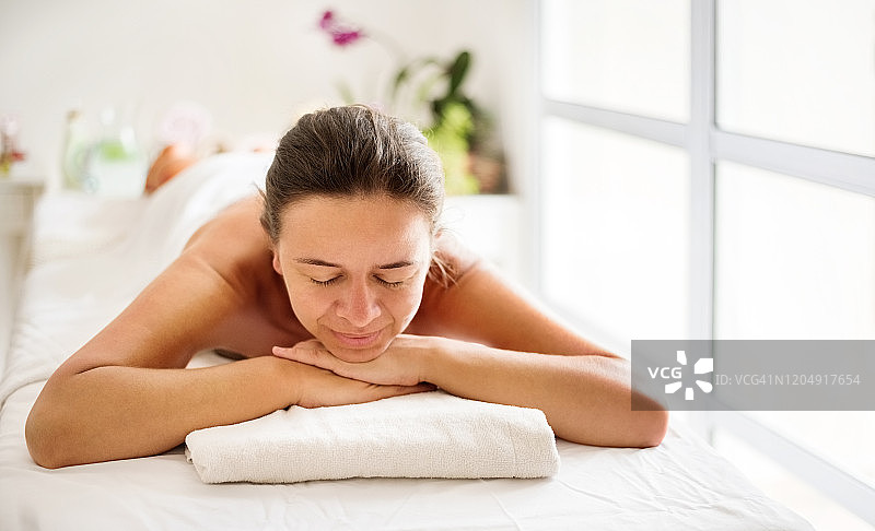 在水疗中心放松等待的女人图片素材