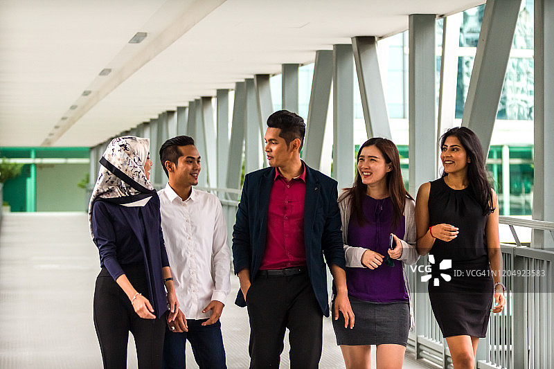 休息时间交谈的各民族年轻商人图片素材