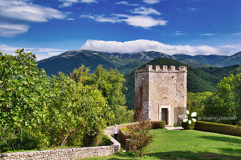 意大利拉布罗：10世纪城堡塔楼的游客图片素材