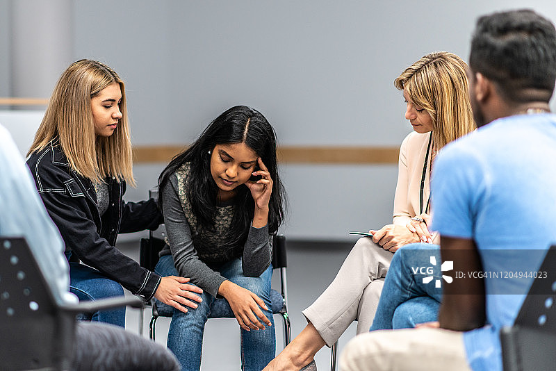 关于心理健康和成瘾的团体治疗会议照片图片素材