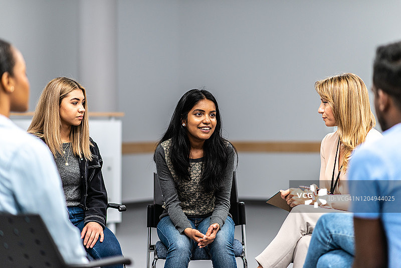 关于心理健康和成瘾的团体治疗会议照片图片素材