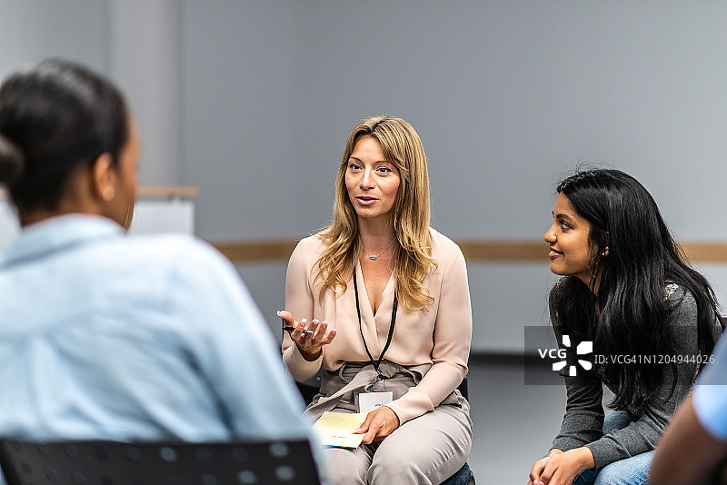 关于心理健康和成瘾的团体治疗会议照片图片素材