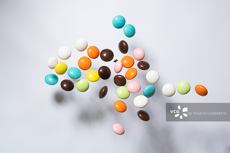 巧克力球高速飞过白色背景图片素材