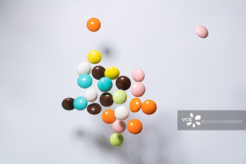 巧克力球高速飞过白色背景图片素材