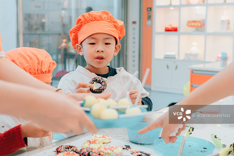 两个小厨师图片素材