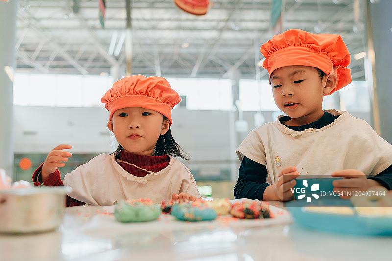 两个小厨师图片素材