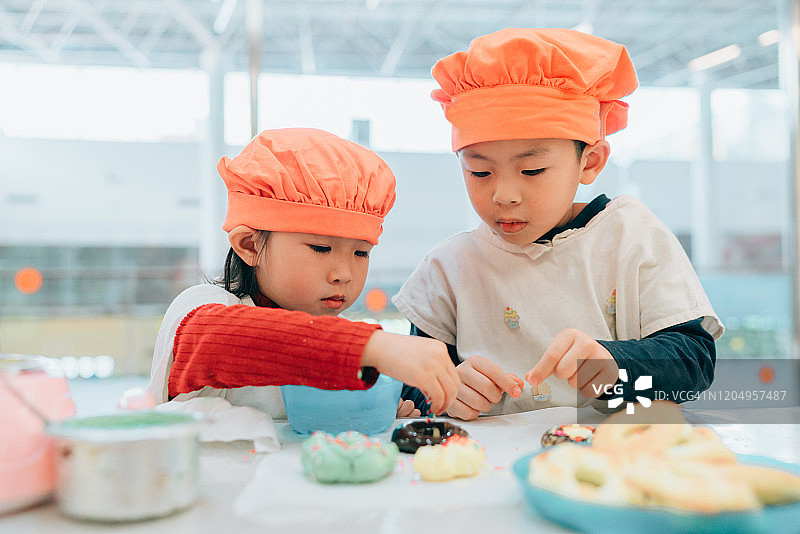 两个小厨师图片素材