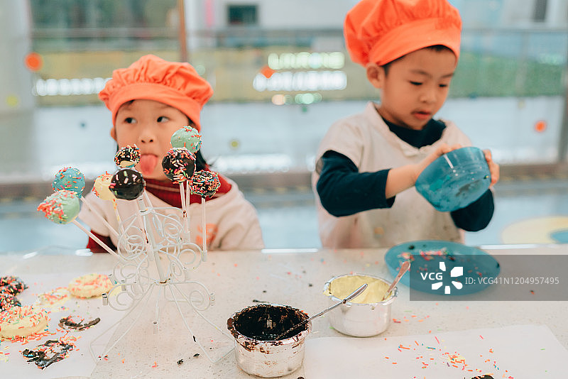 两个小厨师图片素材