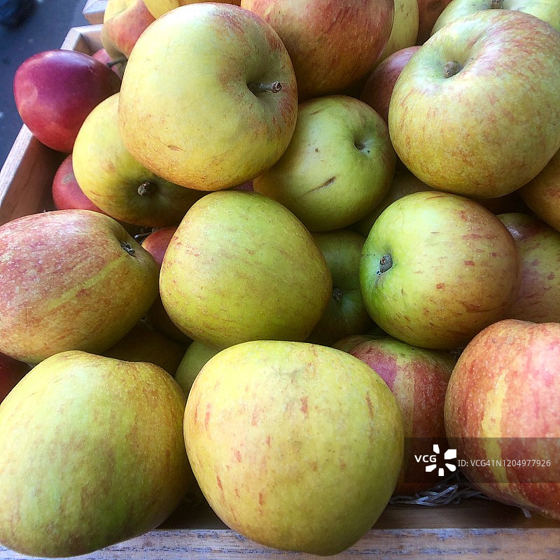 伦敦街边小店外的苹果堆图片素材