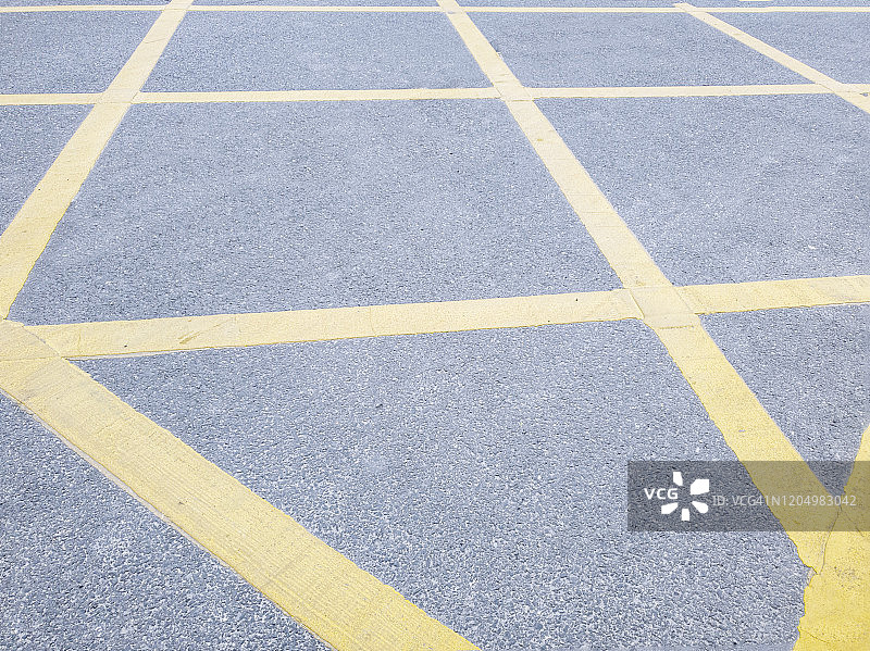 道路上的黄色禁止标志图片素材