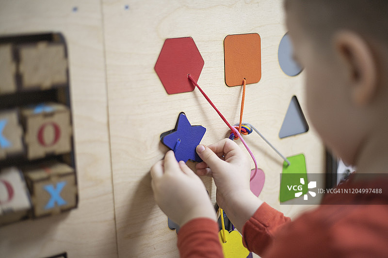 男孩玩互动电子白板图片素材