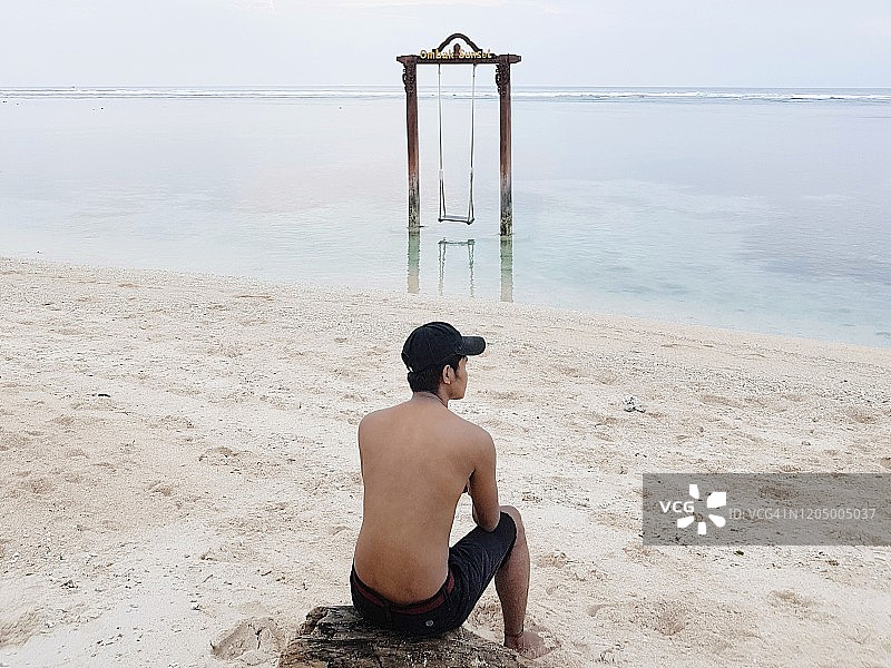 男子在印度尼西亚西努沙登加拉龙目岛吉利特拉旺安岛享受假期图片素材