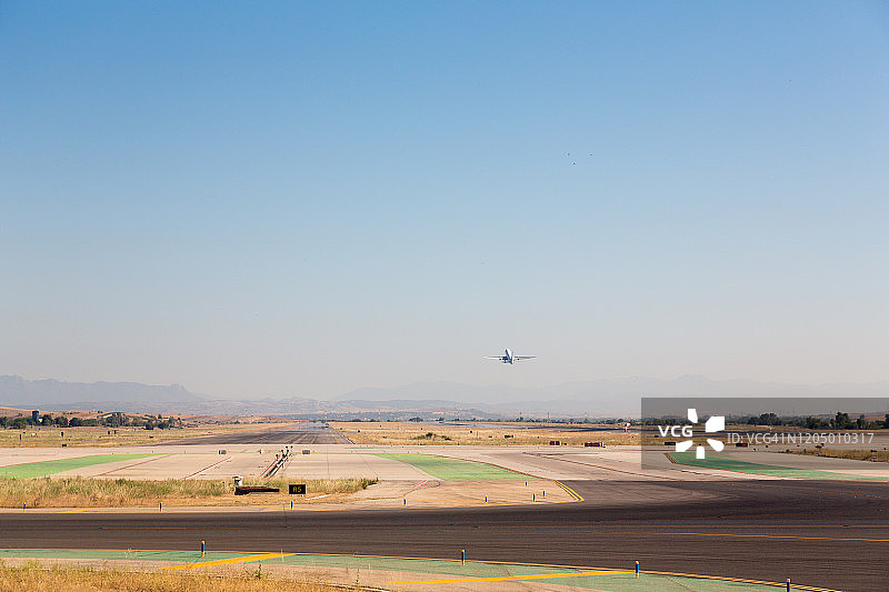 飞机从马德里巴拉哈斯机场起飞图片素材