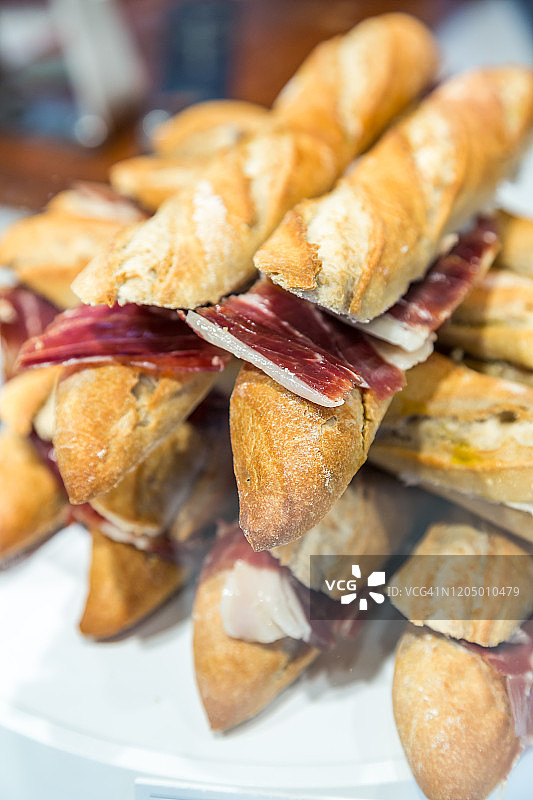 马德里机场出售的塞拉诺火腿三明治图片素材