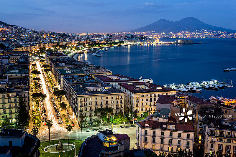 那不勒斯夜景：从意大利坎帕尼亚波西利波拍摄的城市景观图片素材