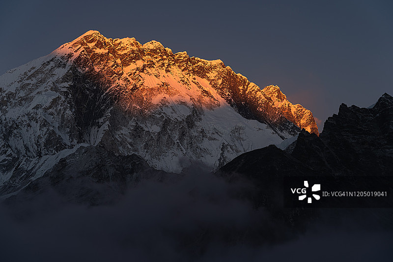 从尼泊尔珠穆朗玛峰地区Lobuche村看日落时美丽的努子峰图片素材