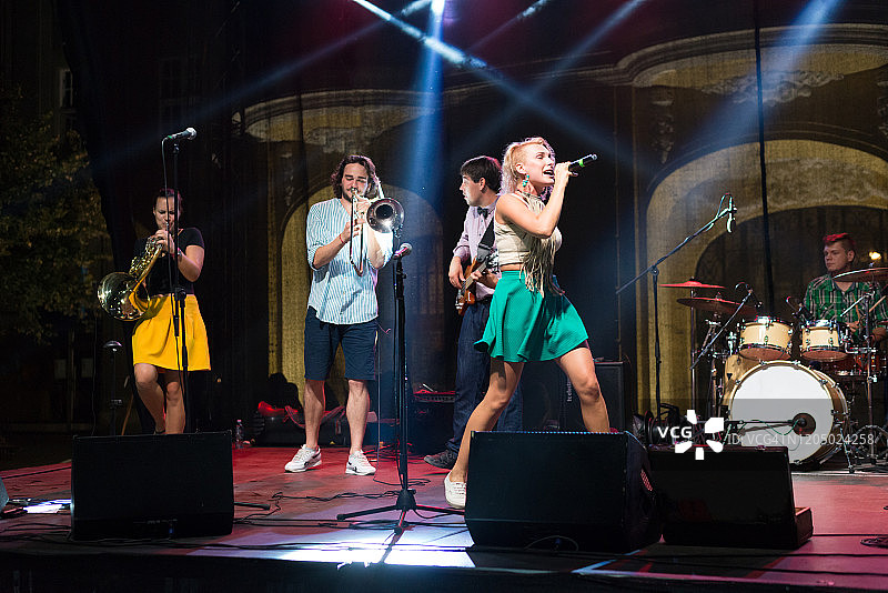 摇滚乐队演唱会表演图片素材