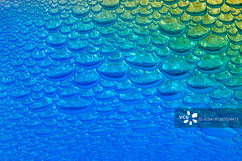 从下往上看肥皂泡图片素材