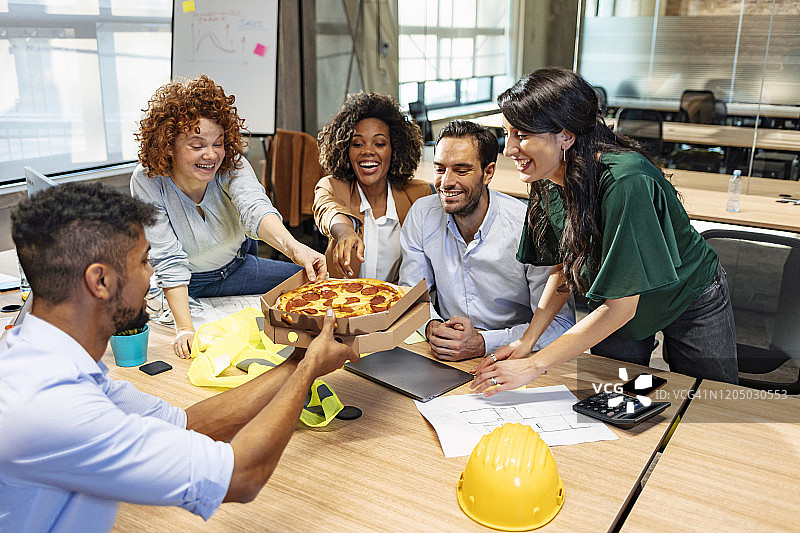 软件工程师休息时分享披萨图片素材