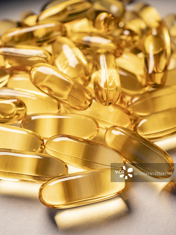阳光下的金色鳕鱼肝油胶囊图片素材
