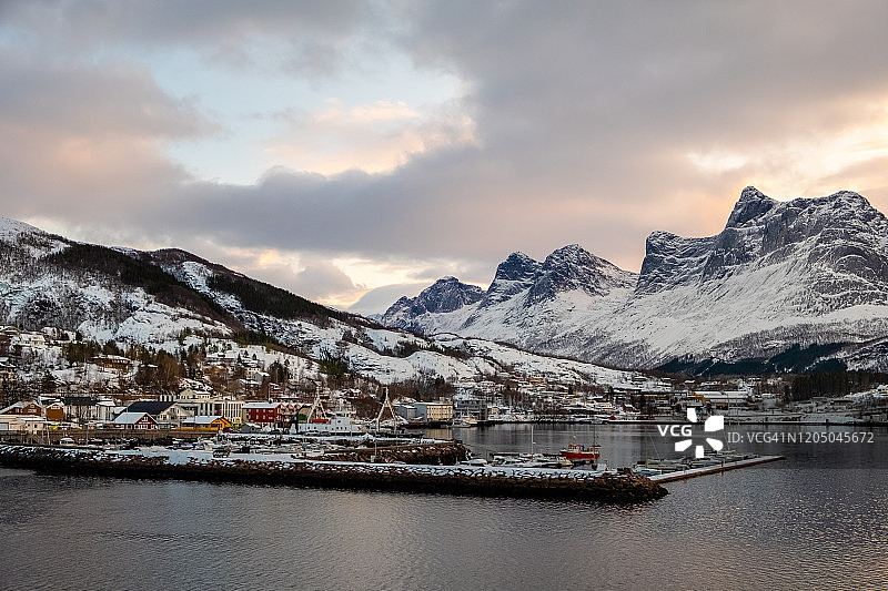 挪威奥尔内斯的日出图片素材