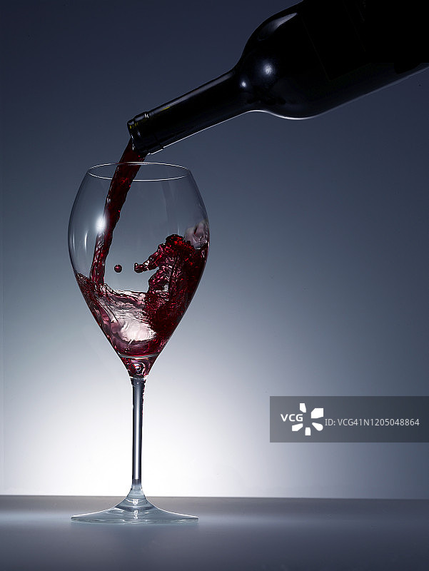 倒入玻璃杯中的葡萄酒图片素材