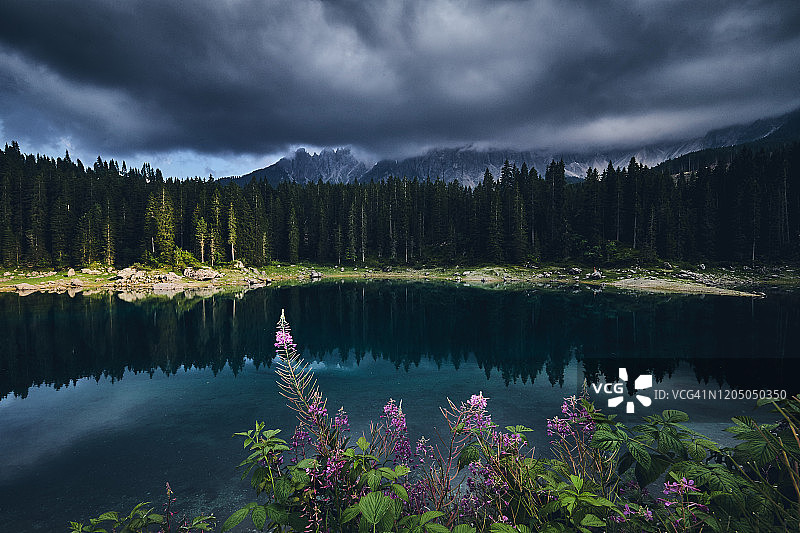 卡雷扎湖多洛米蒂图片素材