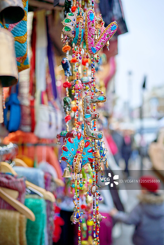 波多贝罗路上商店外悬挂的彩色亚洲饰品图片素材