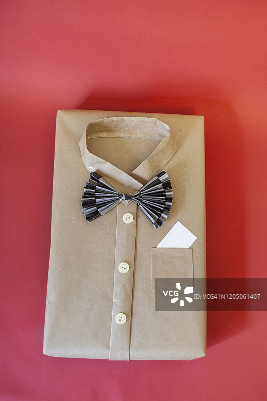 男士衬衫造型礼品包装与纸质领结图片素材