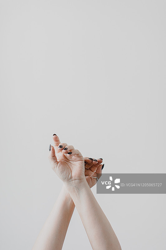 白色背景上的精致女性手部图片素材