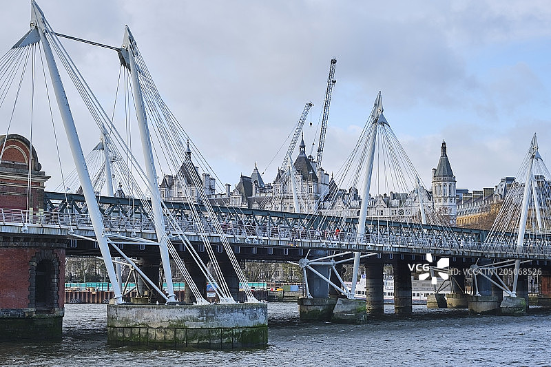 英国伦敦：亨格福德桥和金禧桥图片素材