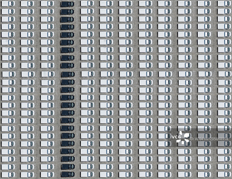 白色汽车中停放的黑色汽车航拍图片素材