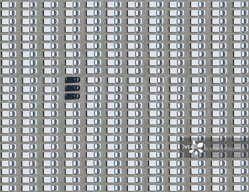 白色汽车中停放的三辆黑色汽车航拍图图片素材