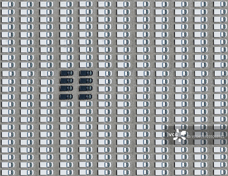 几辆黑色汽车停在白色汽车之间航拍图片素材