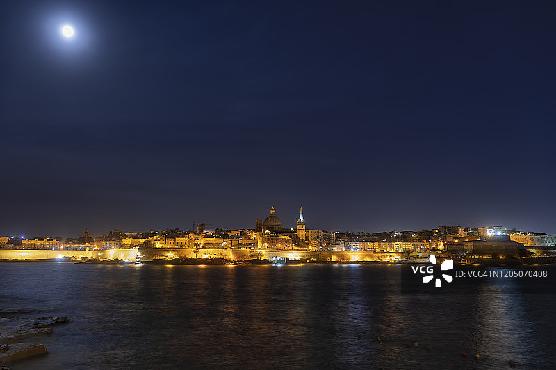 马耳他瓦莱塔城市天际线和夜晚的满月图片素材