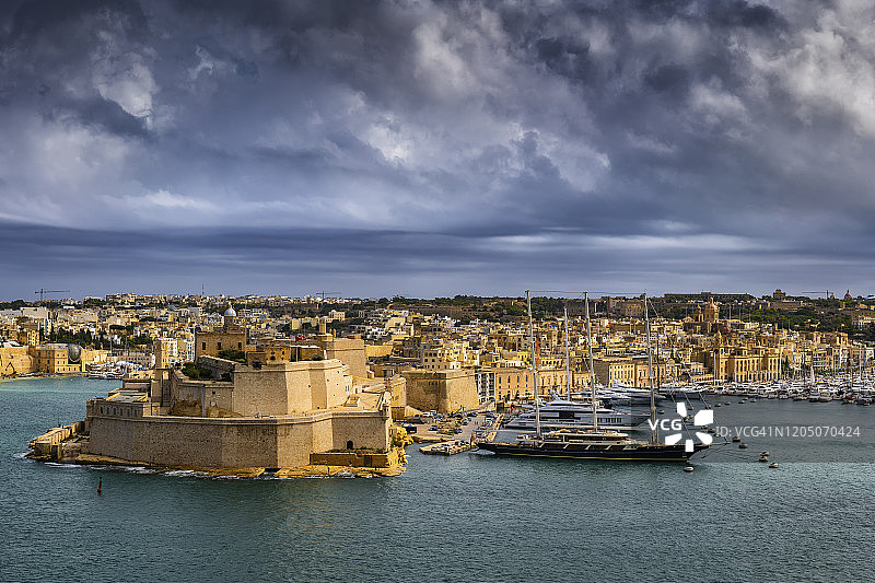 马耳他大港的比尔古圣安吉洛堡和维托里奥萨游艇码头图片素材