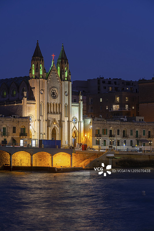马耳他圣朱利安巴卢塔湾的圣母教堂夜景图片素材