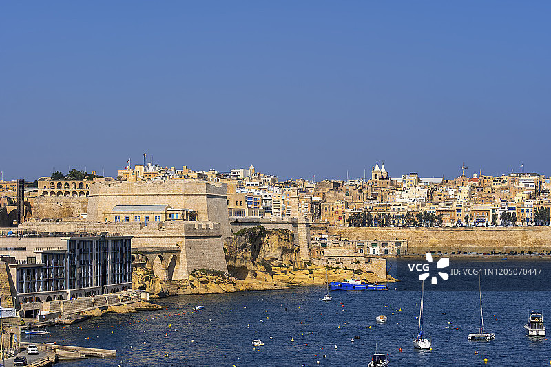 马耳他比尔古圣安吉洛堡和瓦莱塔远景图片素材