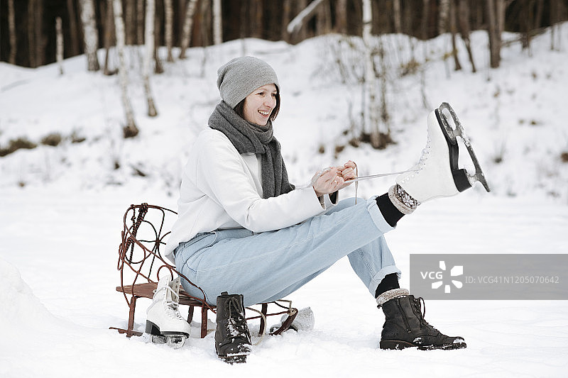 微笑女人雪地穿冰鞋图片素材