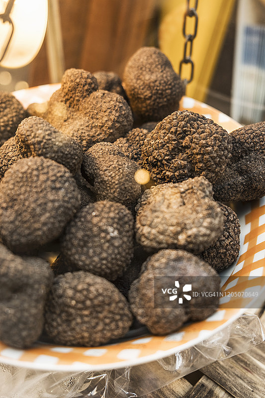 意大利当地市场秤上的黑松露（Tuber melanosporum）图片素材