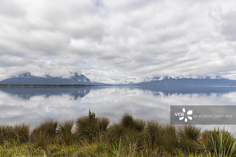 新西兰格雷区莫阿纳，布伦纳湖云影图片素材