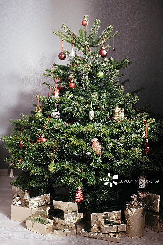 带有礼物的圣诞树图片素材