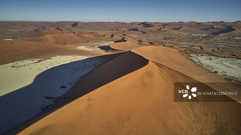 纳米比亚纳米布沙漠中橙色沙丘的鸟瞰图图片素材